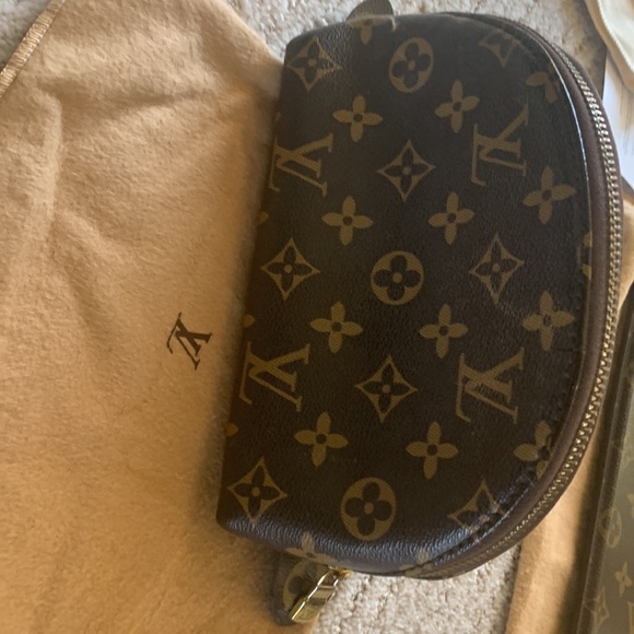 Louis Vuitton Montsouris Monogram Backpack Travel Set - Picture 7 of 16